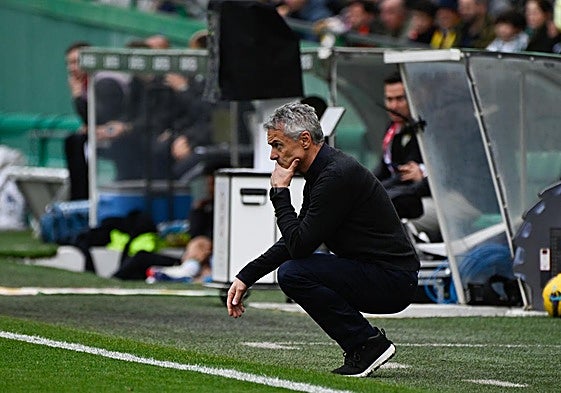 Escribá, pensativo en El Arcángel.