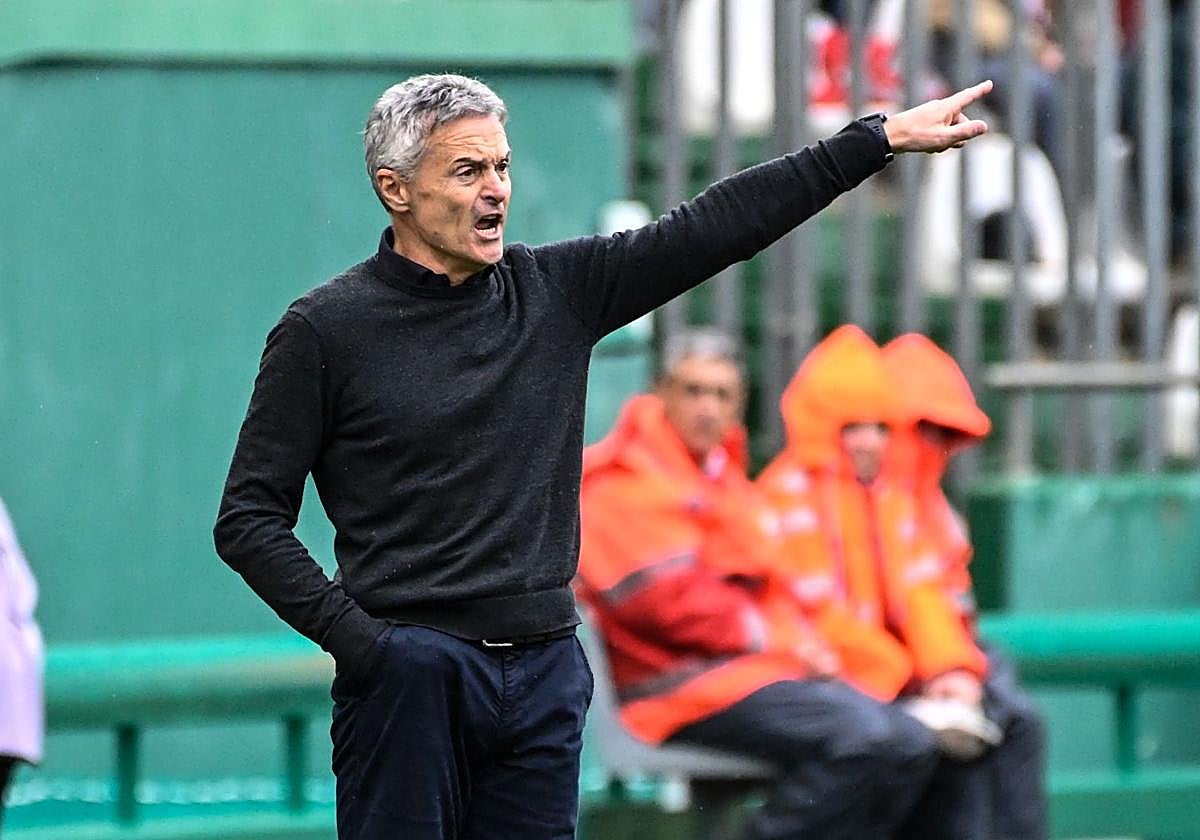 Fran Escribá vocifera a sus futbolistas en Córdoba.
