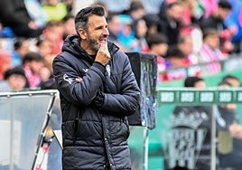 El entrenador del Córdoba, Iván Ania, analiza el partido mientras se disputa.