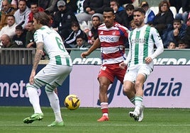 Loïc Williams persigue un pase de Jacobo durante la primera parte.