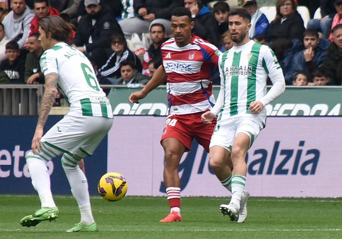 Loïc Williams persigue un pase de Jacobo durante la primera parte.