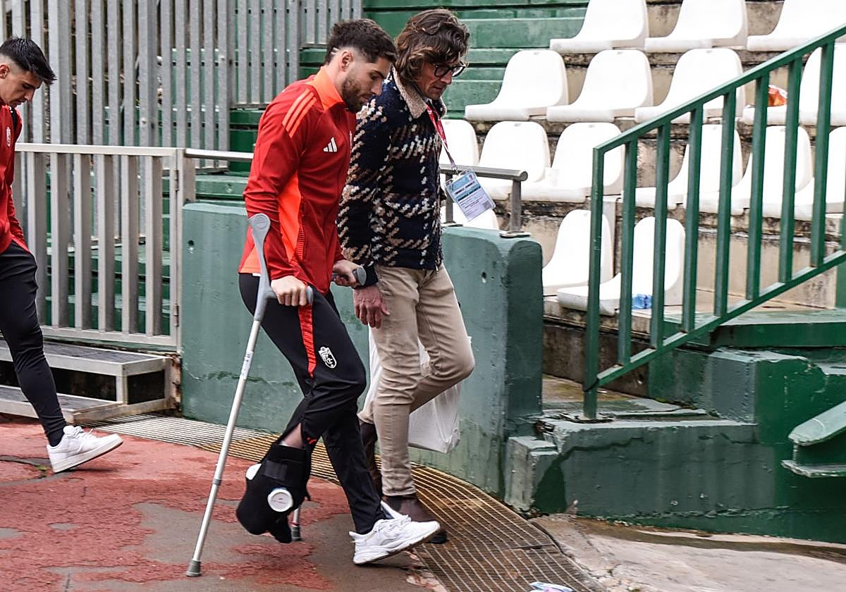 Luca Zidane abandona con muletas El Arcángel.