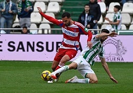 El nazarí Pablo Insua sufre una entrada de Théo Zidane.