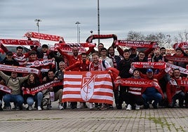 Peñistas del Granada 'toman' Córdoba a su llegada.