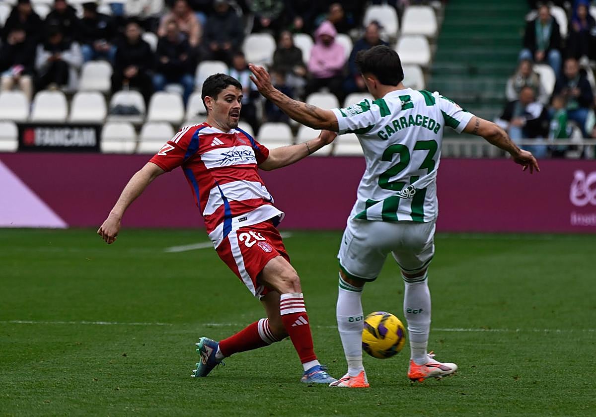 El nazarí Sergio Ruiz pelea un balón dividido ante el Córdoba.