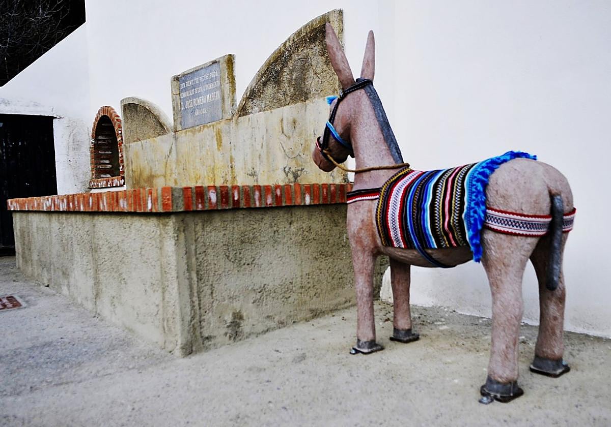 La escultura de un burro en Sorvilán.