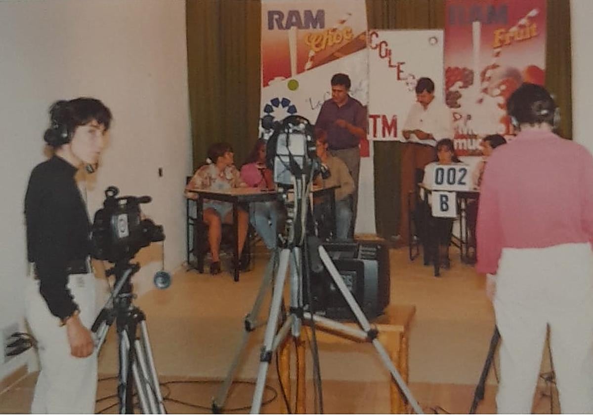 Imagen principal - La empresa participa en un programa de televisión | Pablo Fuentes en producción | Antonio Fuentes con Claudia Fuentes en brazos en 1991