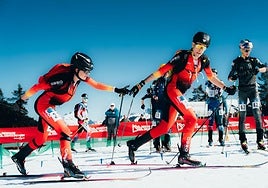 Ana Alonso y Oriol Cardona se dan el relevo en un momento de la prueba.