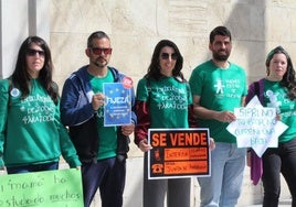 Más de medio centenar de docentes interinos de la provincia y otros puntos de Andalucía se concentraron el pasado miércoles frente a la delegación de Educación en Granada para pedir a la Junta que frene la convocatoria.