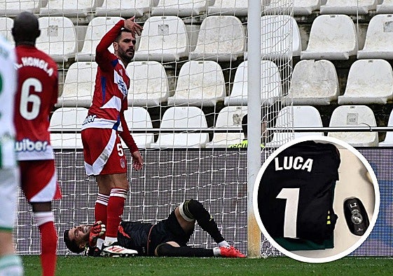 Luca Zidane se retuerce sobre el césped de El Arcángel. En el detalle, sus espinilleras.