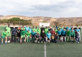 Participantes en el homenaje con familiares de Pepe Asensio.