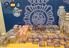 Hachís y dinero incautados durante la operación en Granada.