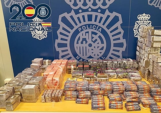 Hachís y dinero incautados durante la operación en Granada.