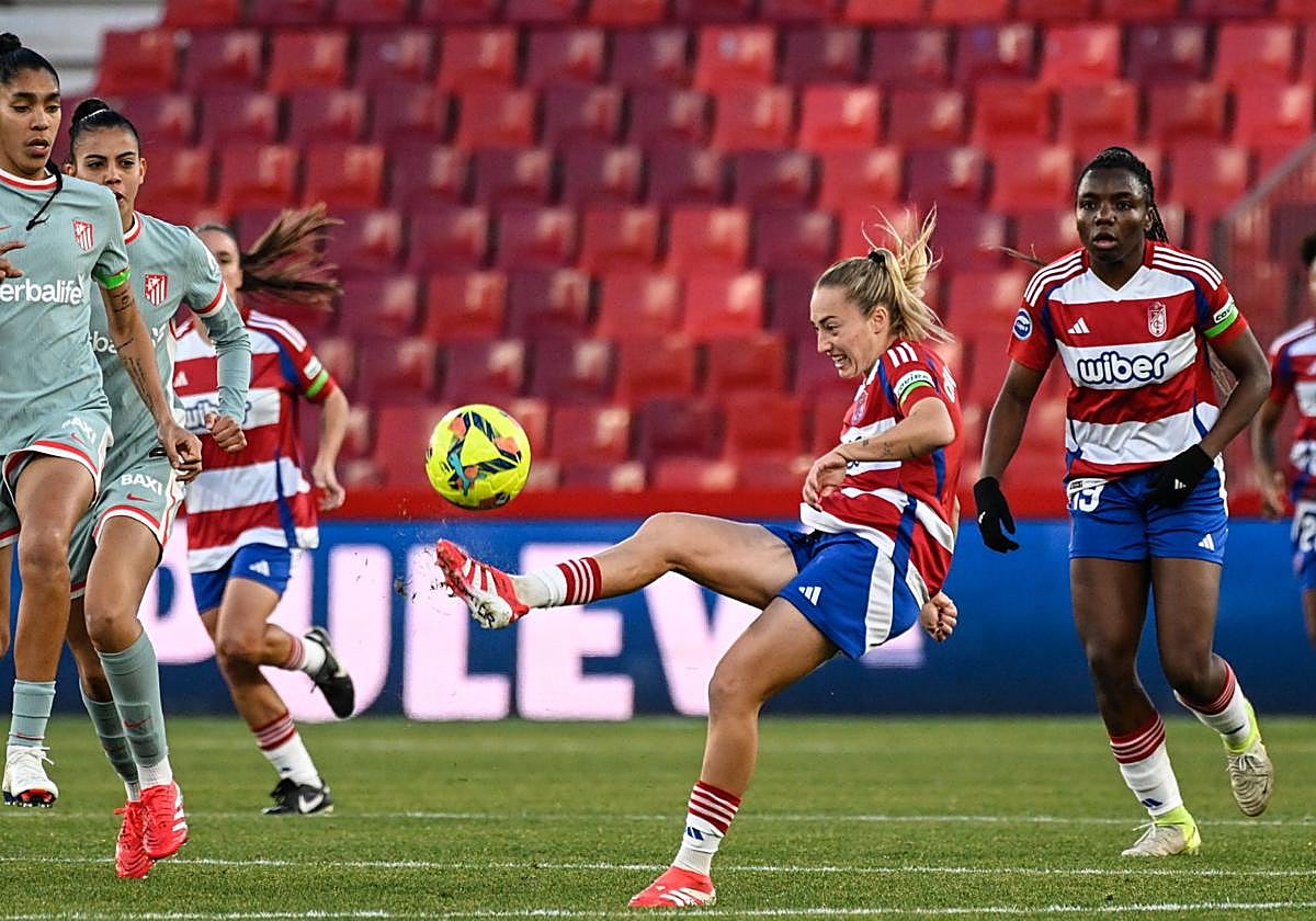 La rojiblanca Ornella Vignola golpea un balón ante el Atlético de Madrid.