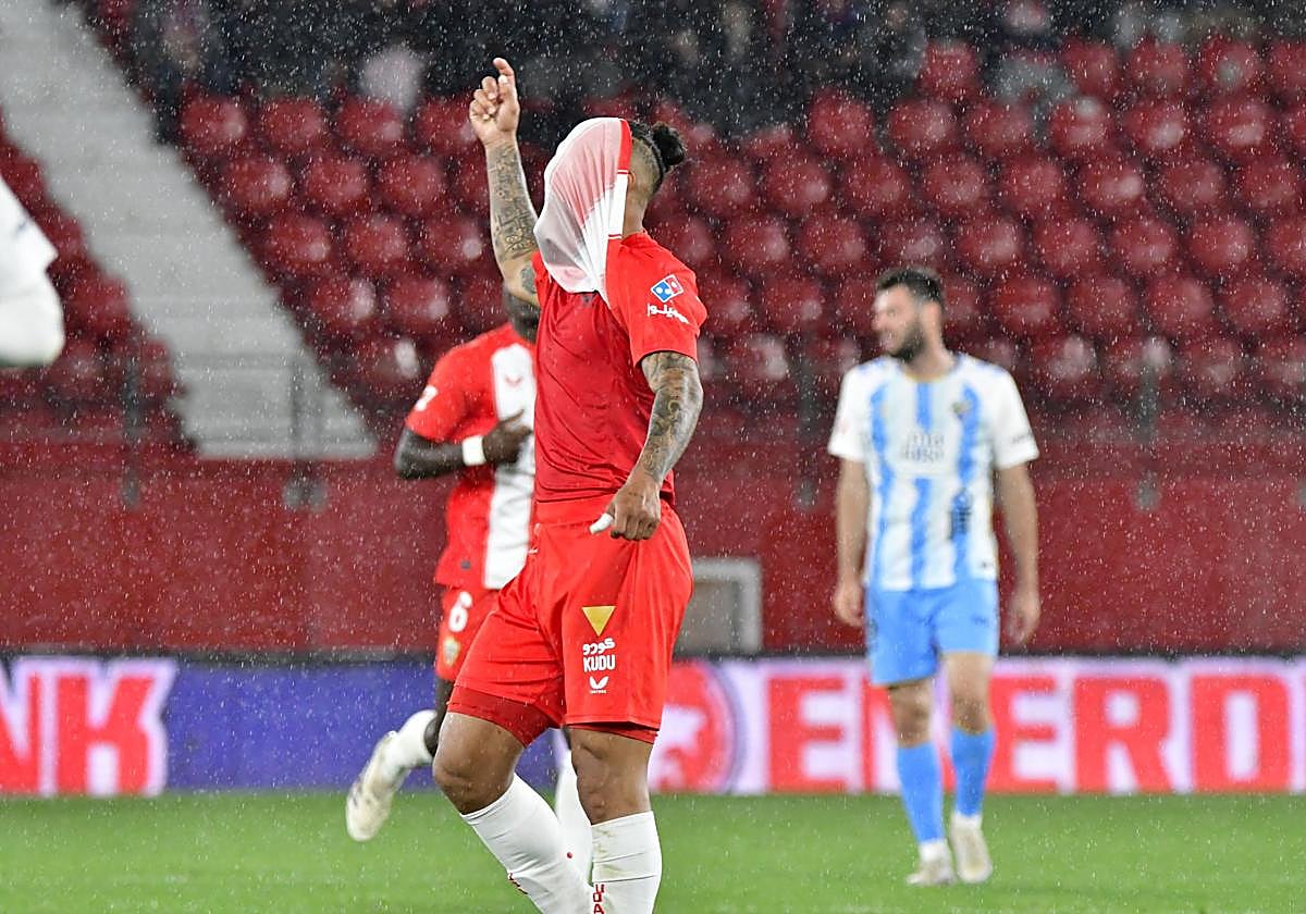 Luis Suárez lamenta un penalti que de haberlo marcado hubiera dado ventaja.