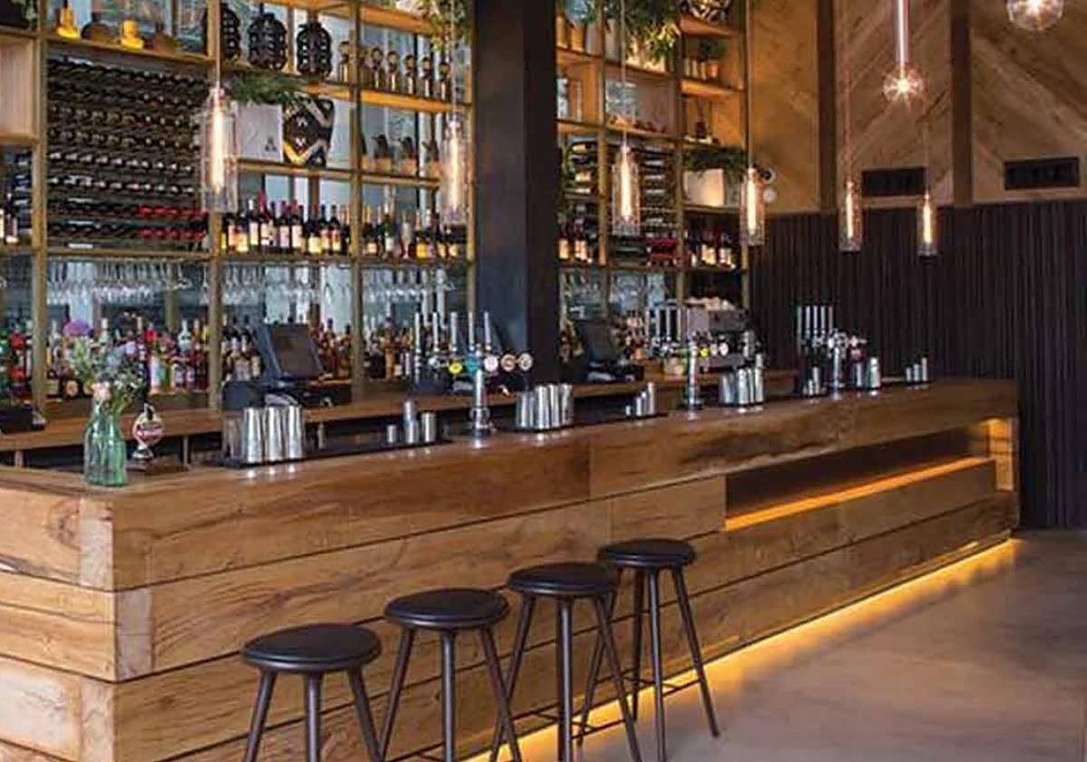 Una pareja arma un escándalo en un bar del centro de Maracena y es desalojada por las autoridades.