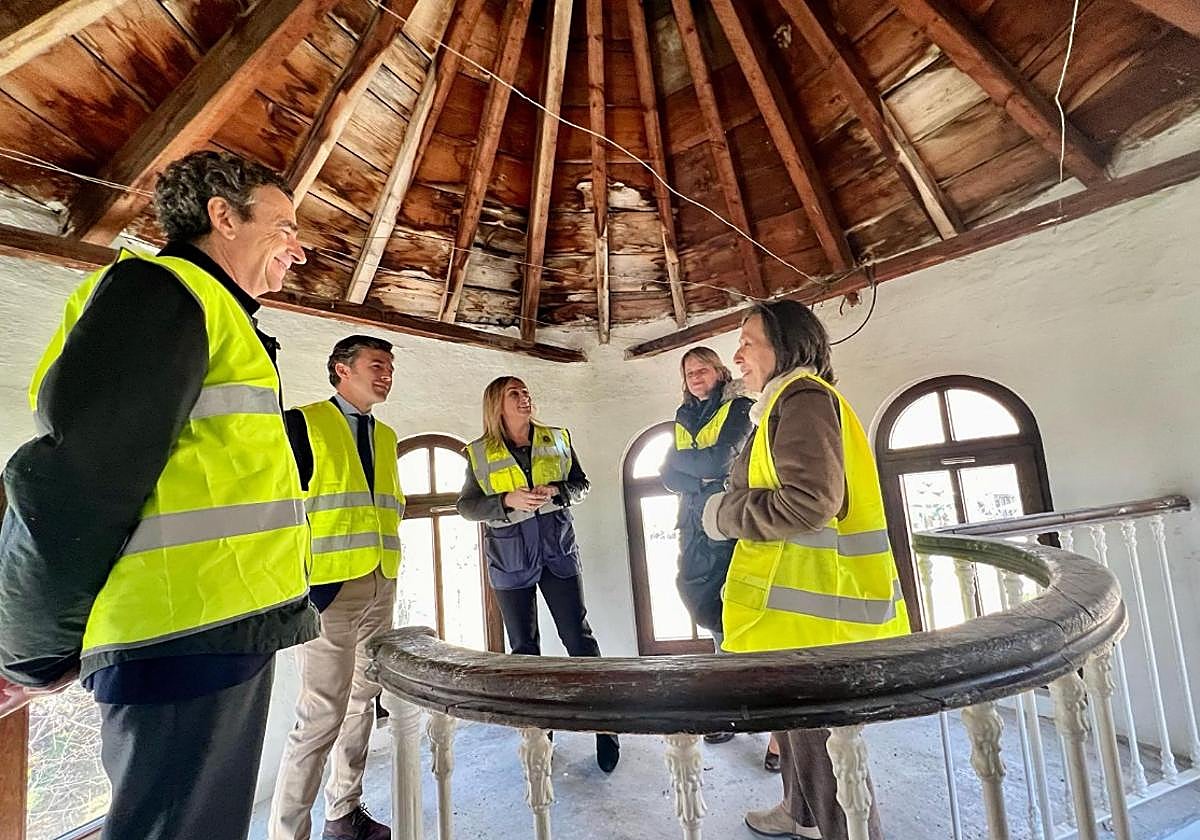 Visita de la alcaldesa de Granada, Marifrán Carazo, a la biblioteca del Salón.