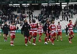 Los futbolistas del Granada piden el indulto de sus aficionados en El Arcángel.