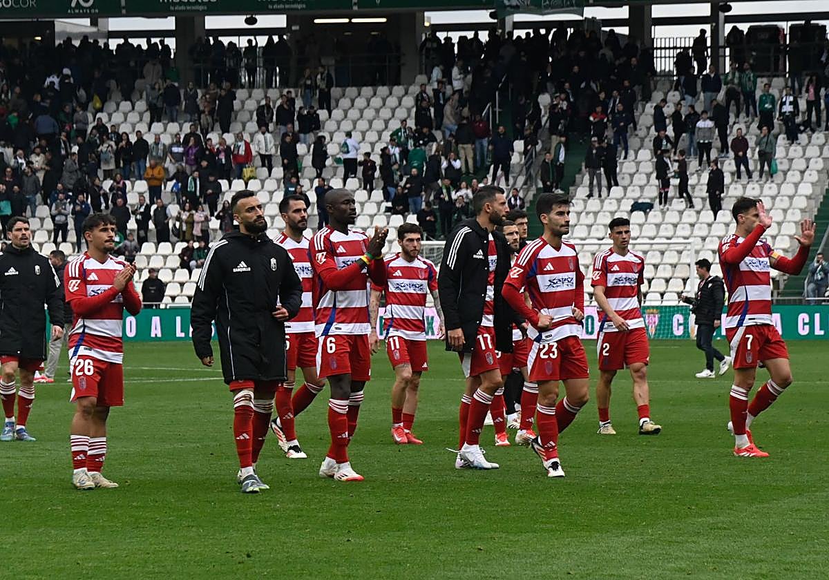 Los futbolistas del Granada piden el indulto de sus aficionados en El Arcángel.