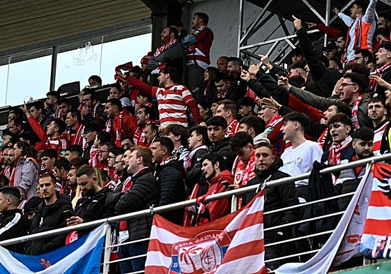 Enfado de los aficionados del Granada con sus futbolistas en El Arcángel.