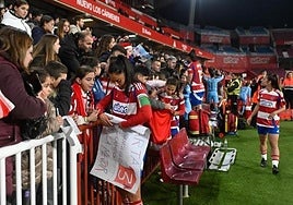 Las futbolistas del Granada atienden a la afición tras un duelo anterior en Copa.
