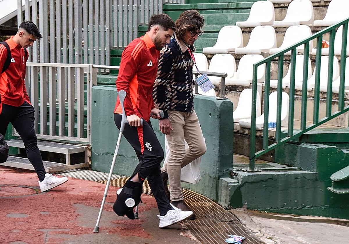 Luca Zidane abandona El Arcángel con muletas y una aparatosa protección sobre el pie derecho.