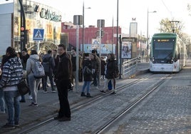 El metro de Granada en circulación.