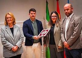 Entrega de tapas al nuevo pregonero 2025.