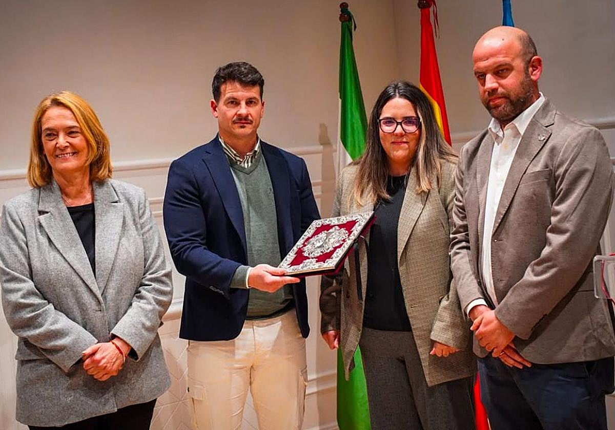 Entrega de tapas al nuevo pregonero 2025.