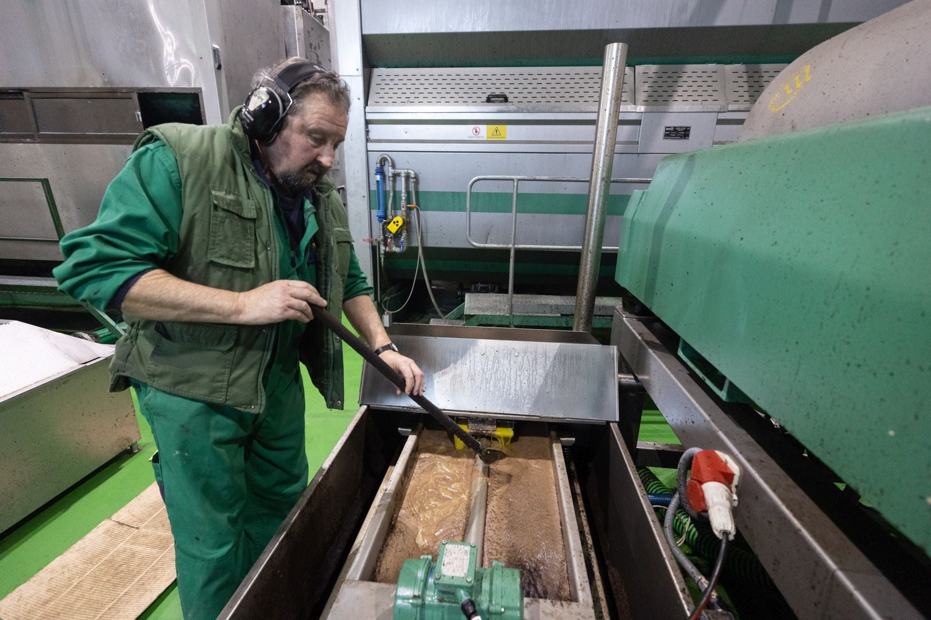 Un profesional en una almazara durante la pasada campaña de la aceituna.