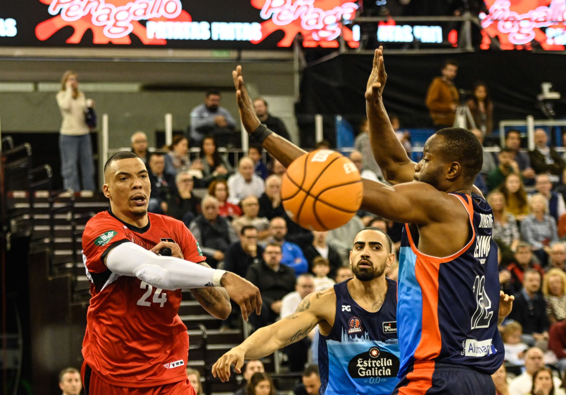 Jacob Wiley pasa el balón ante Diagne, del Leyma Coruña, en presencia de Barrueta.