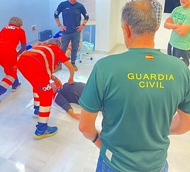 El 061 entrena en reanimación y uso del desfibrilador a miembros de la ONG Guardia Civiles Solidarios