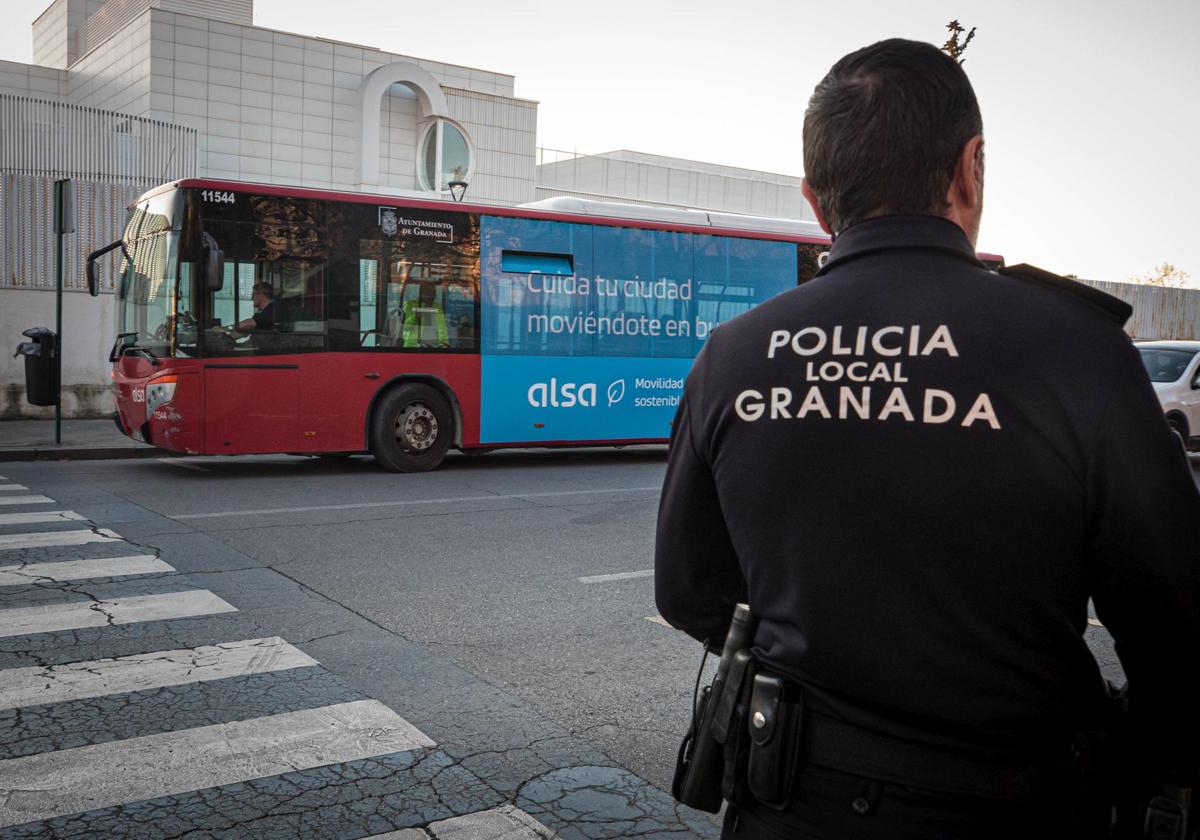 Piden cárcel para un policía local de Granada por presunto maltrato a su expareja e hijas