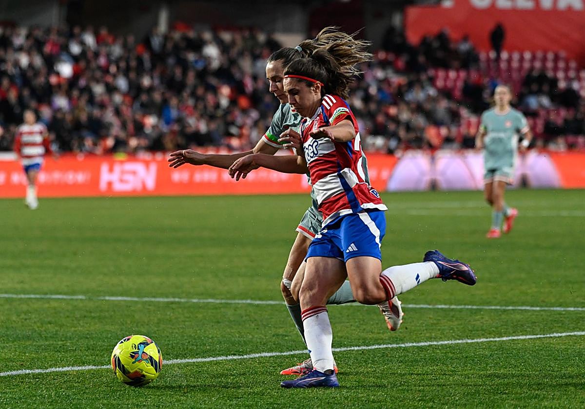 La rojiblanca Alexia pelea un balón en Los Cármenes ante el Atlético.