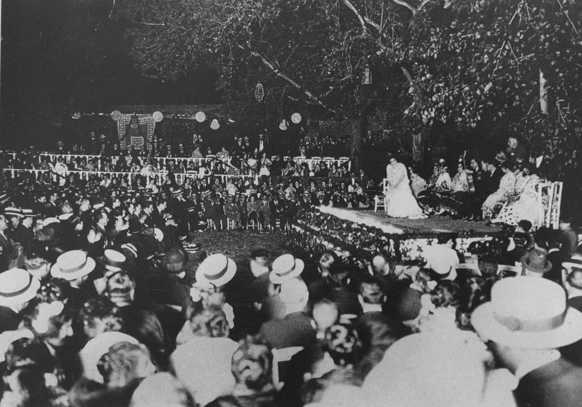 Llenazo en la plaza de los Aljibes para presenciar el Concurso de Cante Jondo de 1922.