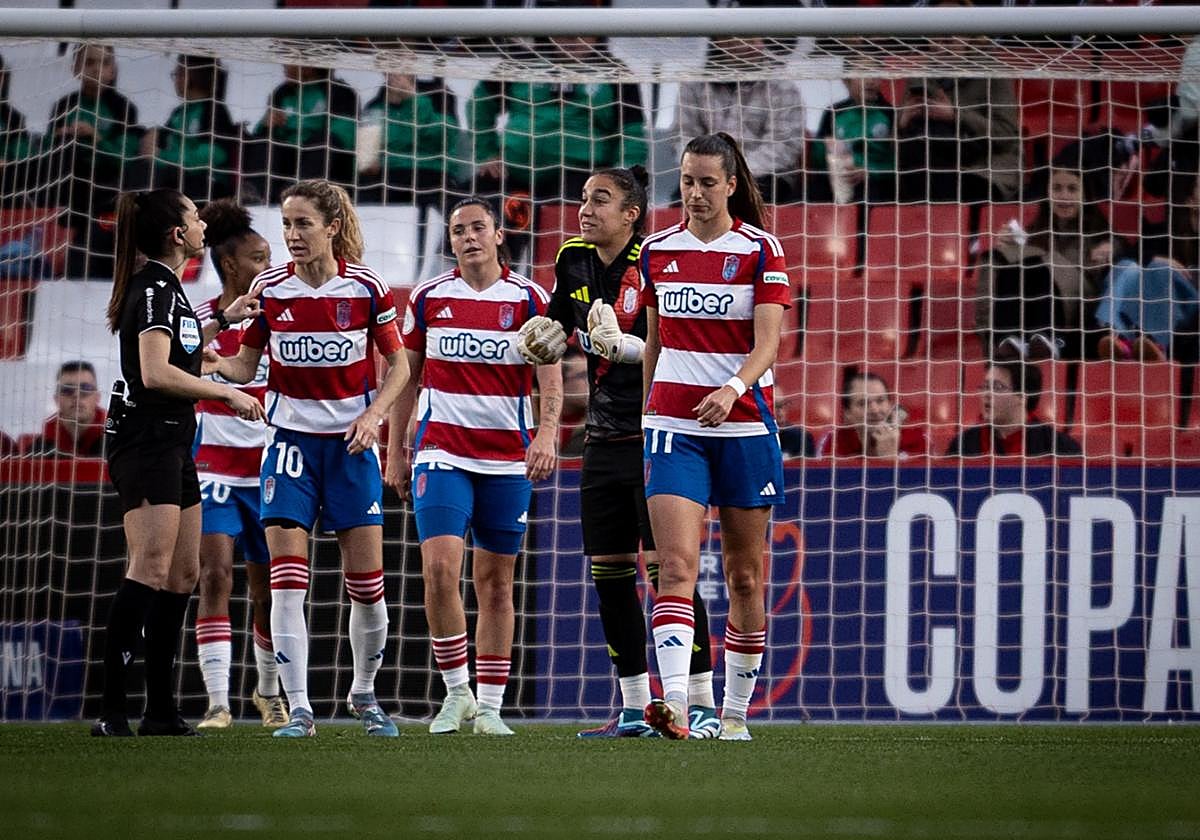 Las jugadoras del Granada reclaman falta en el primer gol del Atlético en Los Cármenes.