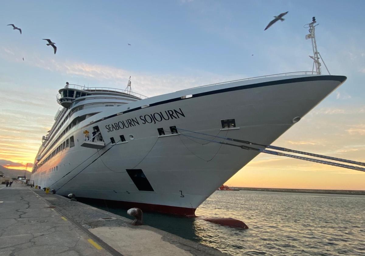 El lujoso 'Seabourn Sojourn' inaugura la temporada de cruceros con pernocta en el puerto de Motril