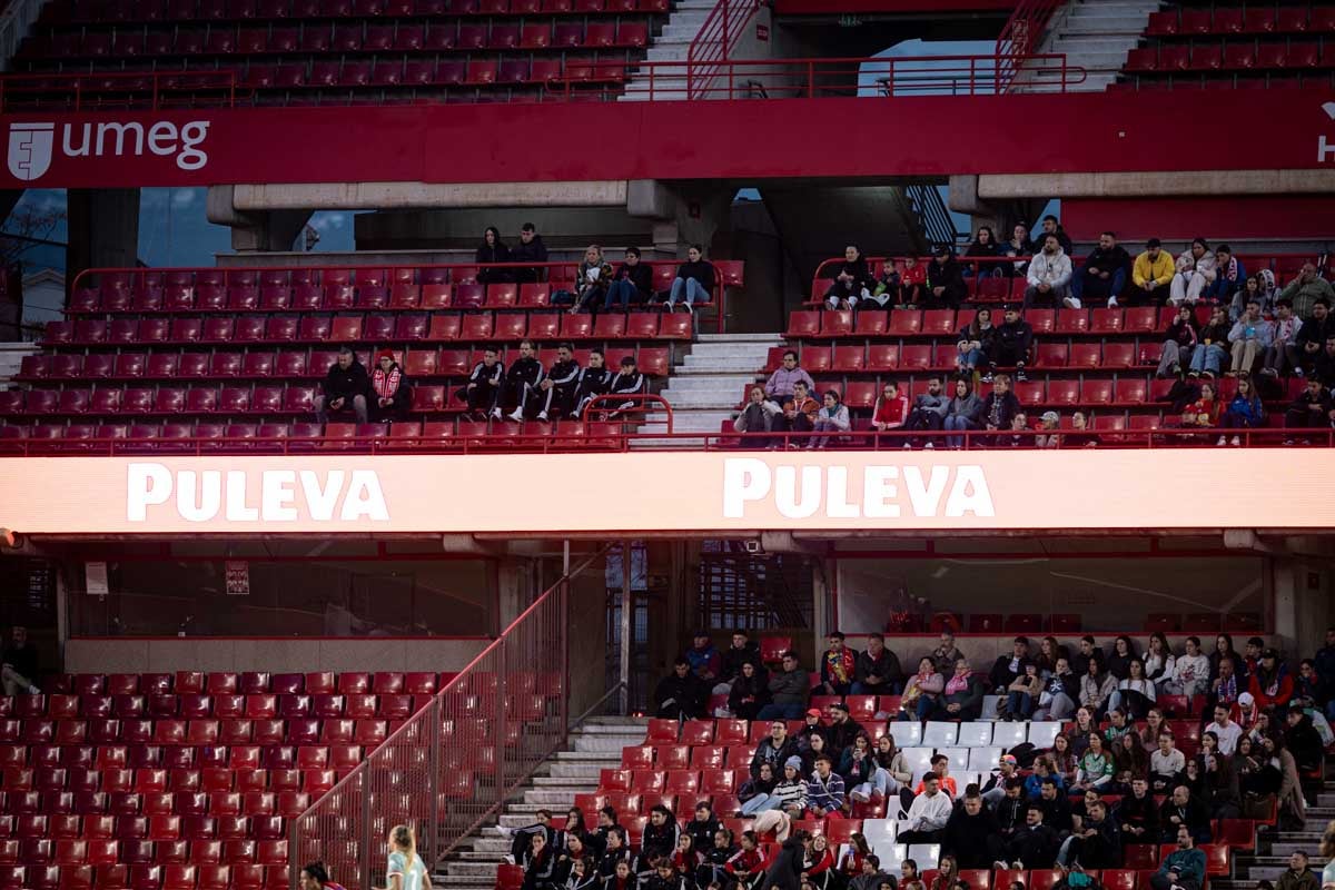 Búscate en la grada del Granada femenino-Atlético de Madrid