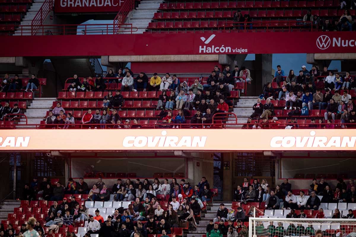 Búscate en la grada del Granada femenino-Atlético de Madrid