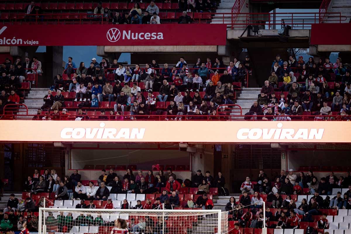 Búscate en la grada del Granada femenino-Atlético de Madrid