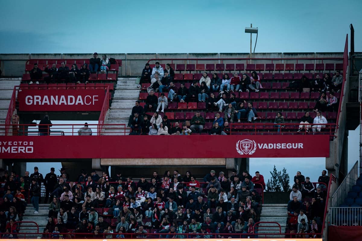 Búscate en la grada del Granada femenino-Atlético de Madrid