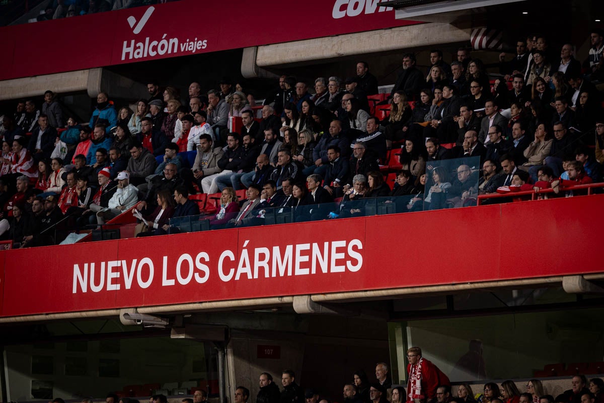 Búscate en la grada del Granada femenino-Atlético de Madrid
