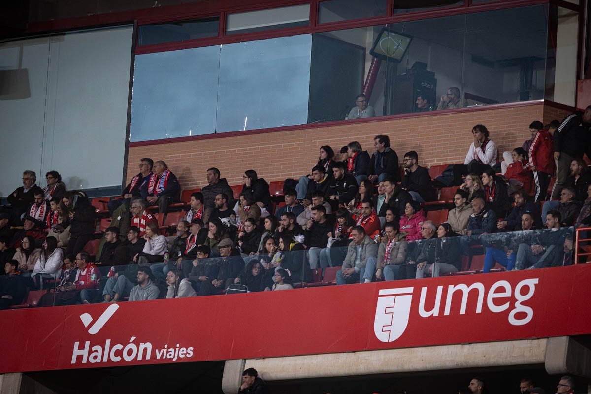 Búscate en la grada del Granada femenino-Atlético de Madrid