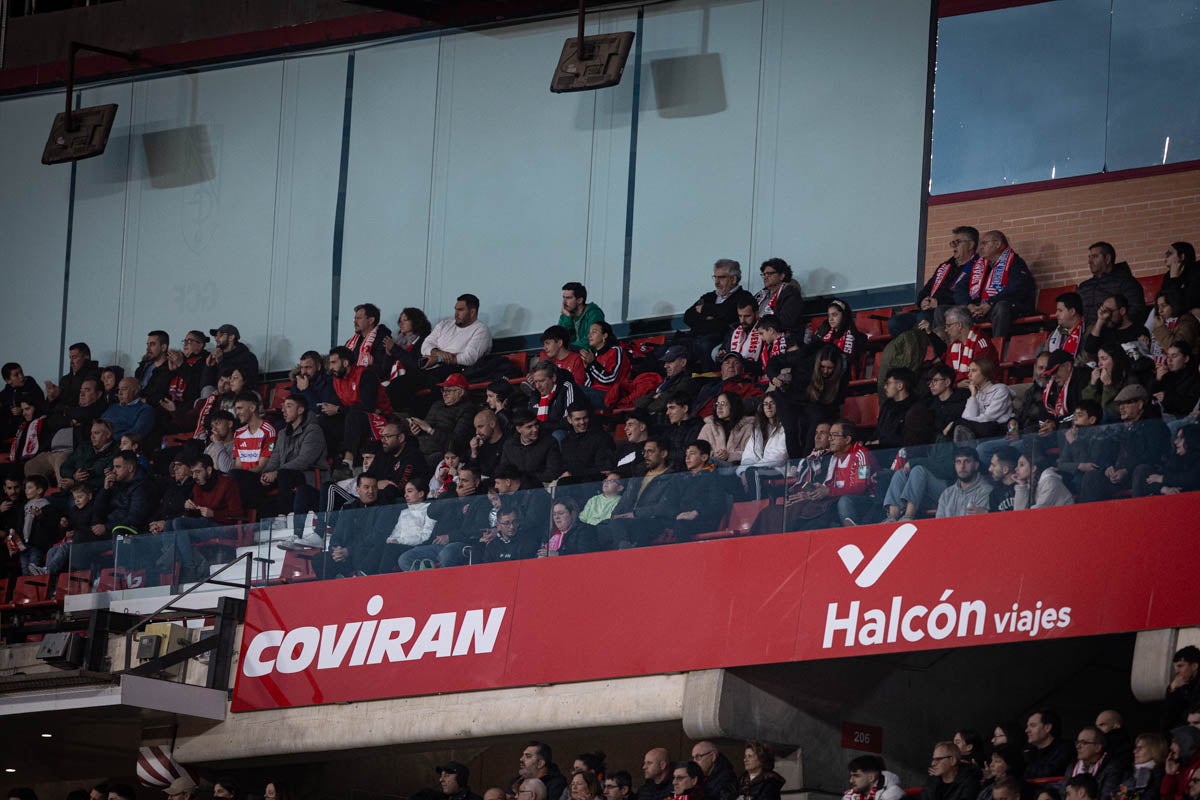 Búscate en la grada del Granada femenino-Atlético de Madrid