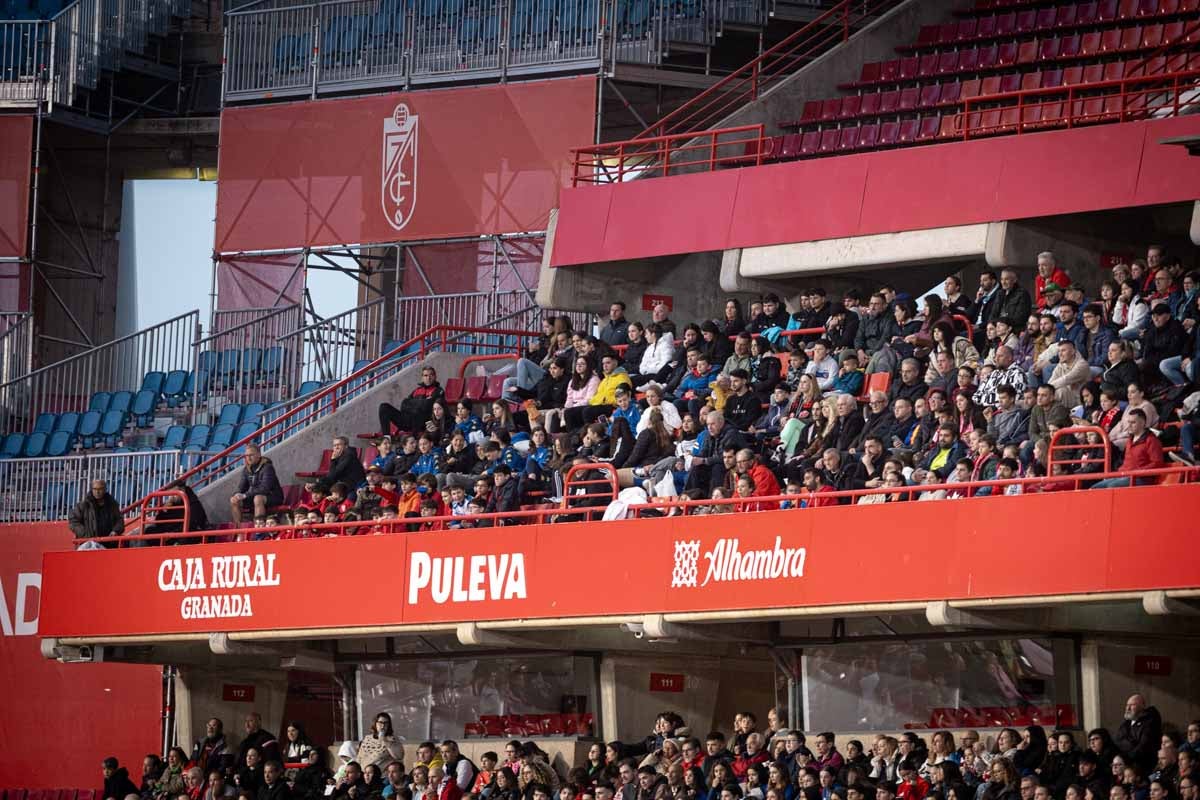 Búscate en la grada del Granada femenino-Atlético de Madrid