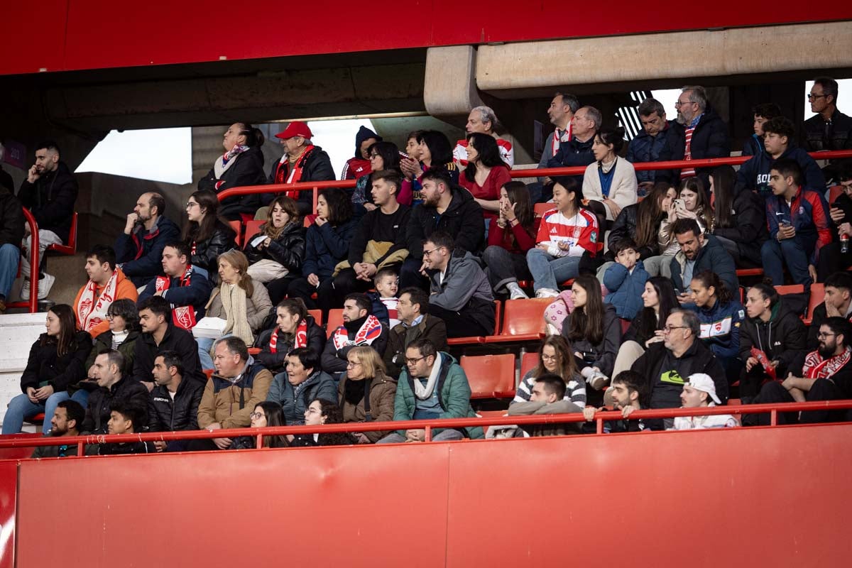 Búscate en la grada del Granada femenino-Atlético de Madrid