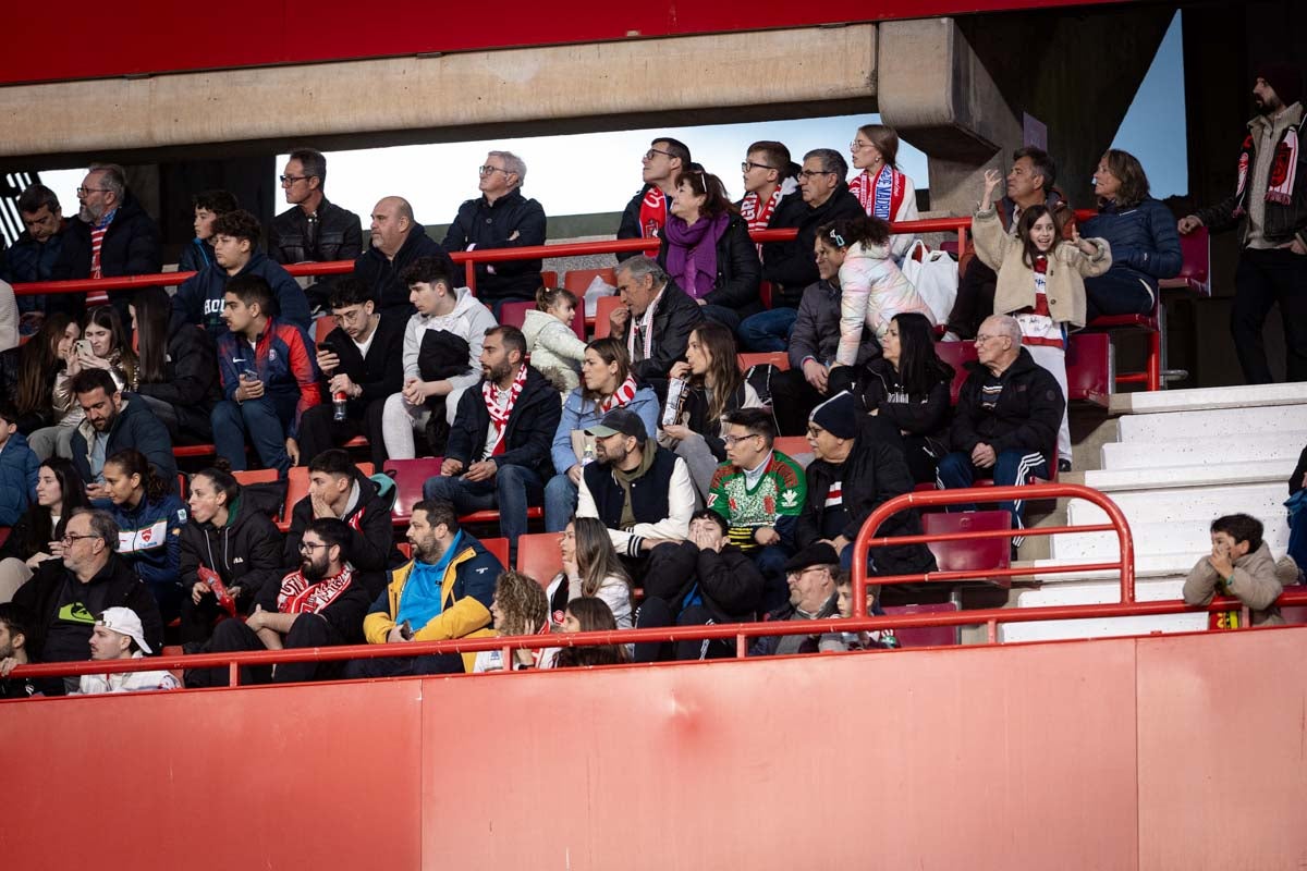 Búscate en la grada del Granada femenino-Atlético de Madrid