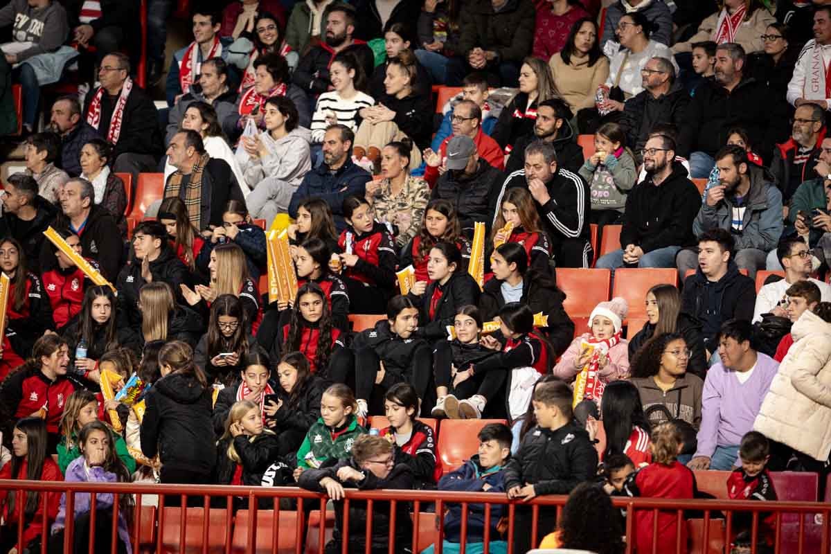 Búscate en la grada del Granada femenino-Atlético de Madrid