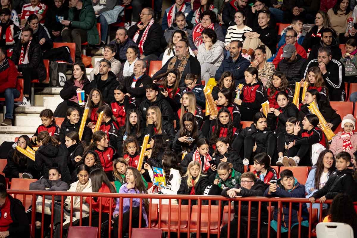 Búscate en la grada del Granada femenino-Atlético de Madrid