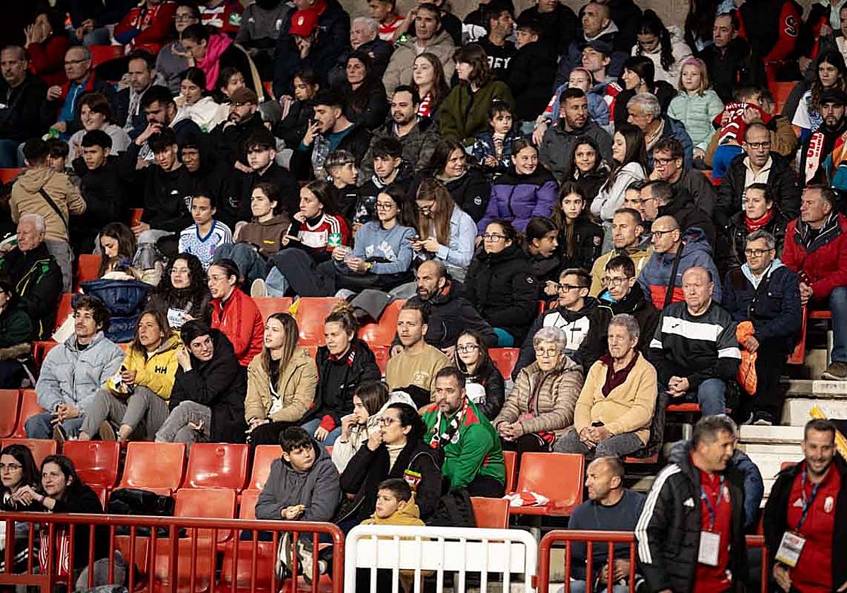 Búscate en la grada del Granada femenino-Atlético de Madrid